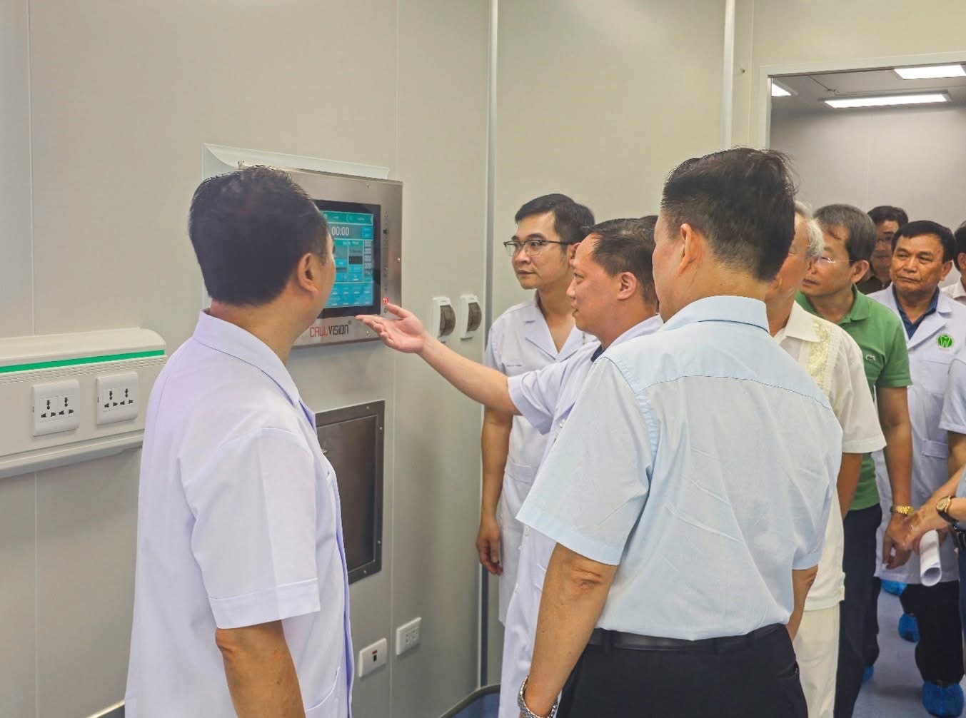 Phòng mổ được chứng nhận thử nghiệm đạt tiêu chuẩn ISO 14644-1:2015 với các thử nghiệm như: lưu lượng dòng khí đạt 48/40 lần, rỏ rỉ hệ thống lọc, nồng độ bụi, chênh lệch áp suất, nhiệt độ 20-24 oC - độ ẩm, độ ồn